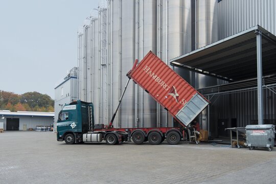 Anlieferung der Rohstoffe in Bulk Containern