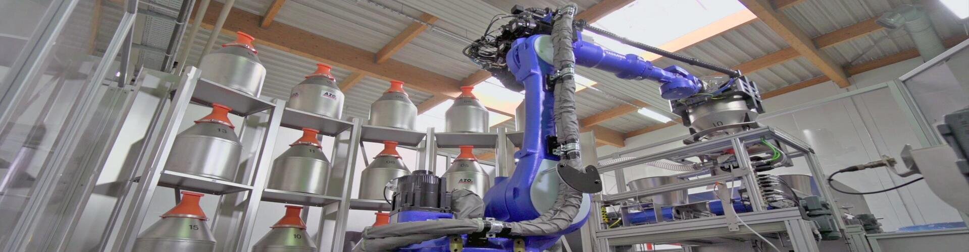 Roboterunterstützte Rohstoff-Automation mit AZO